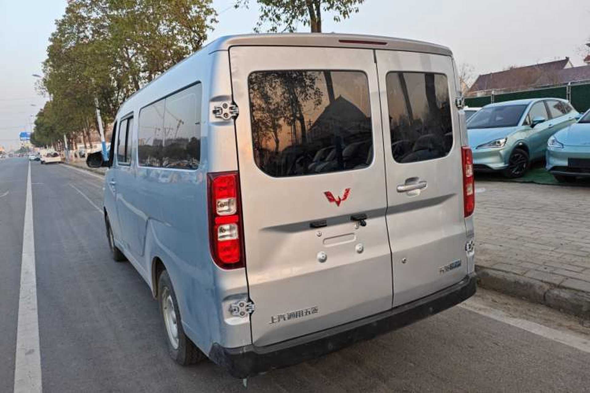 Used Wuling Yangguang 2024 300KM Comfort Version Passenger Van 75kW Exterior 3