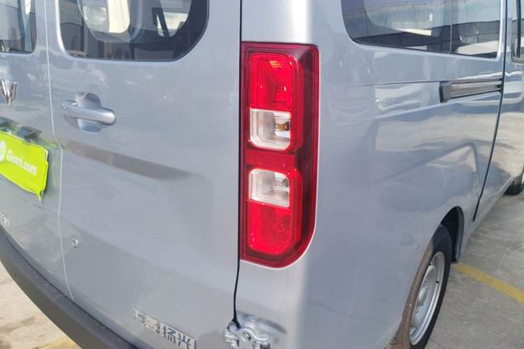Used Wuling Yangguang 2024 300KM Comfort Version Passenger Van 75kW Exterior 3