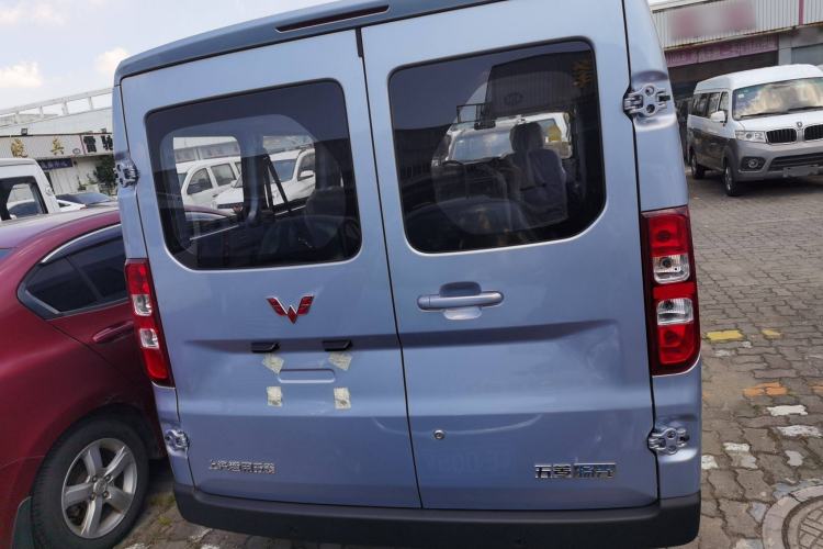 Used Wuling Yangguang 2024 300KM Comfort Version Passenger Van 75kW Exterior 4