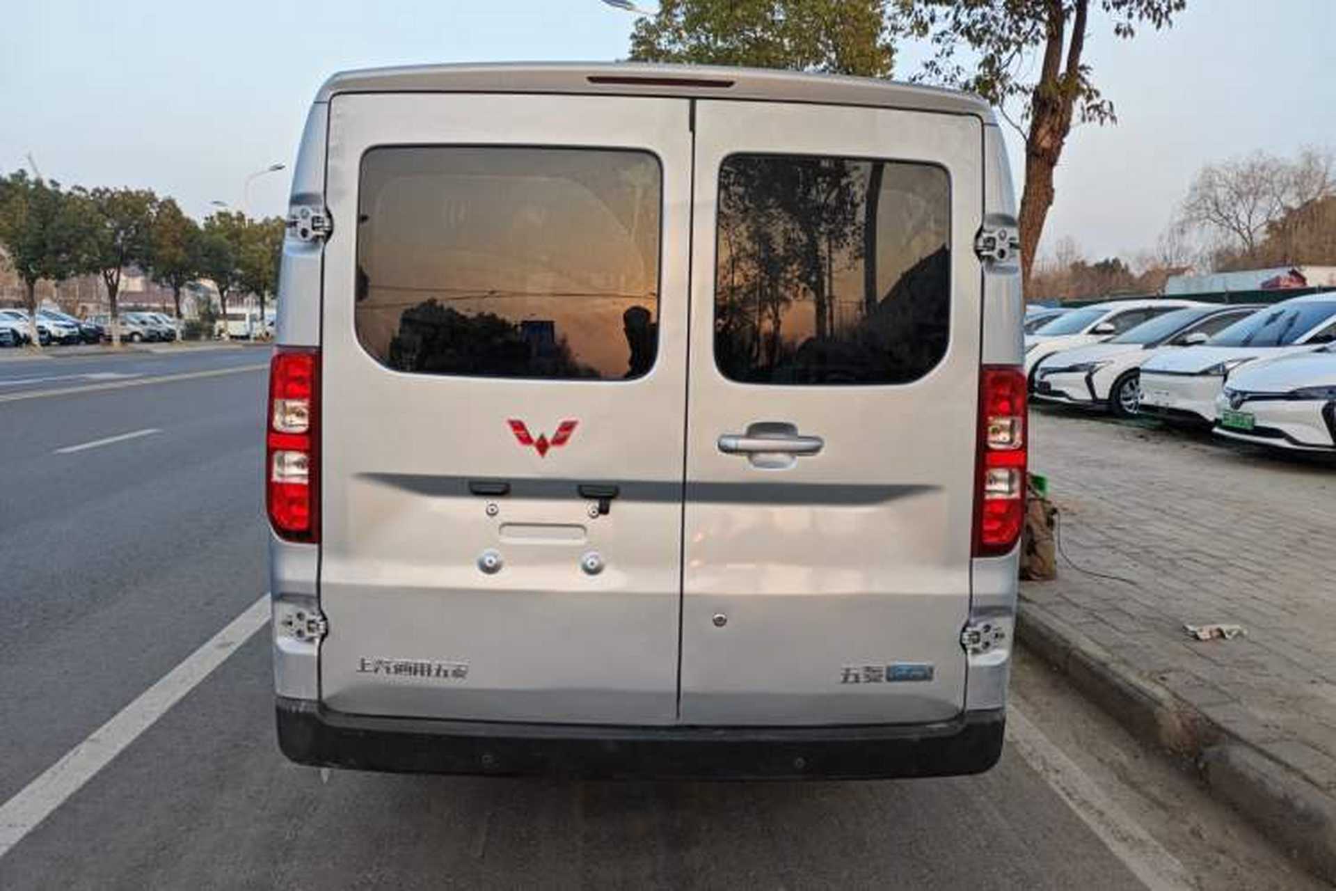 Used Wuling Yangguang 2024 300KM Comfort Version Passenger Van 75kW Exterior 4