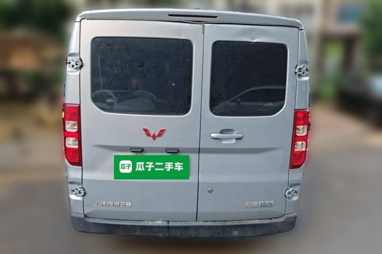 Used Wuling Yangguang 2024 300km Comfort-Grade Passenger Van 60kW Exterior 4