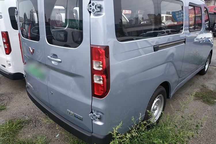 Used Wuling Yangguang 2024 300KM Comfort Version Passenger Van 75kW Exterior 5