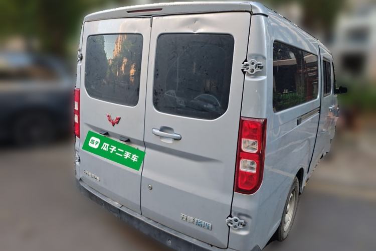 Used Wuling Yangguang 2024 300km Comfort-Grade Passenger Van 60kW Exterior 5