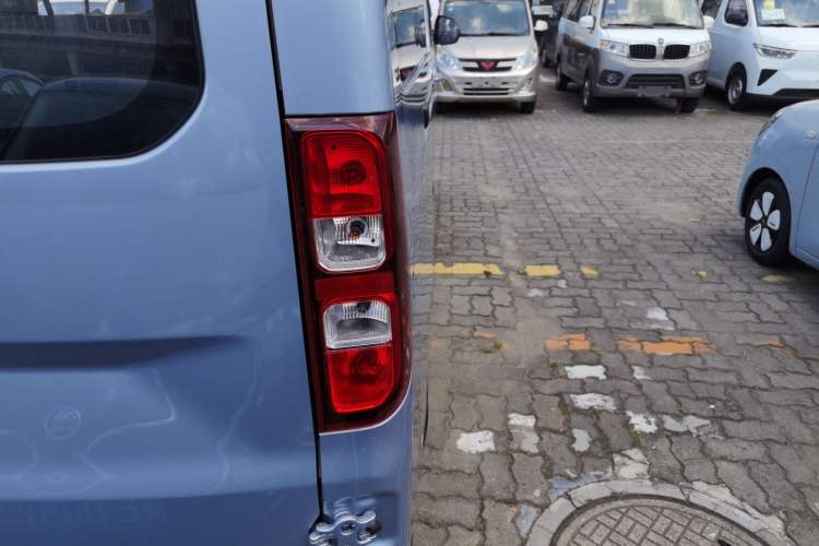 Used Wuling Yangguang 2024 300KM Comfort Version Passenger Van 75kW Exterior 6