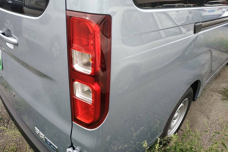 Used Wuling Yangguang 2024 300KM Comfort Version Passenger Van 75kW Exterior 6
