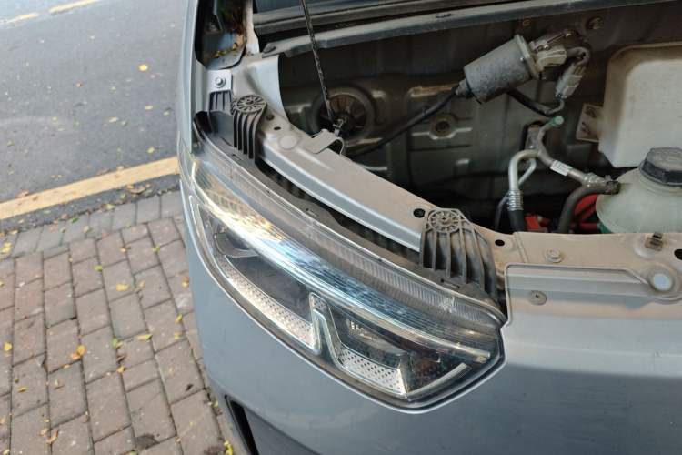 Used Wuling Yangguang 2024 300km Comfort-Grade Passenger Van 60kW Exterior 6