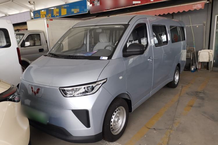 Used Wuling Yangguang 2024 300KM Comfort Version Passenger Van 75kW Front