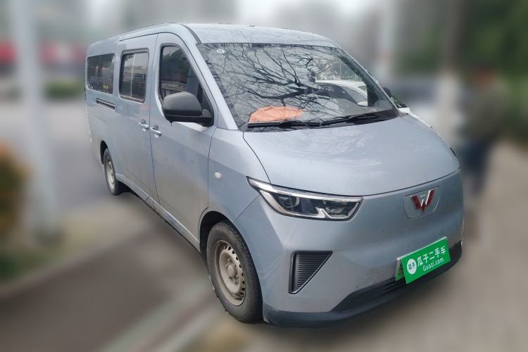 Used Wuling Yangguang 2024 300KM Comfort Version Passenger Van 75kW Front Right 45 Deg