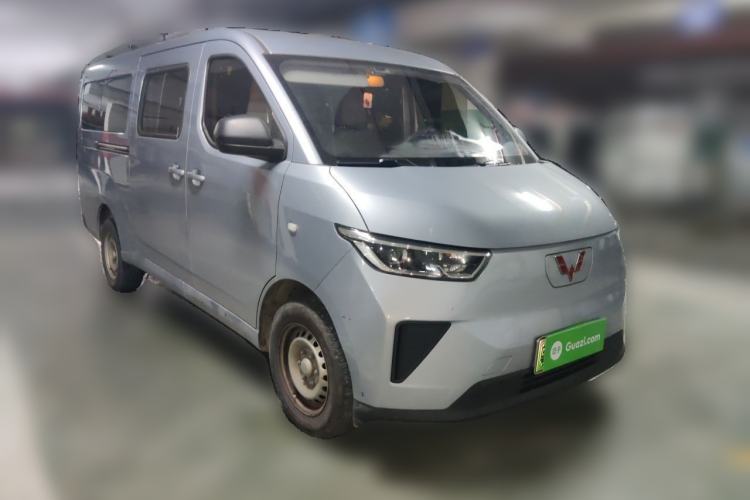 Used Wuling Yangguang 2024 300km Comfort-Grade Passenger Van 60kW Front Right 45 Deg