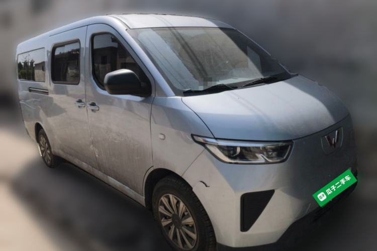 Used Wuling Yangguang 2024 300KM Comfort Version Passenger Van 75kW Front Right 45 Deg