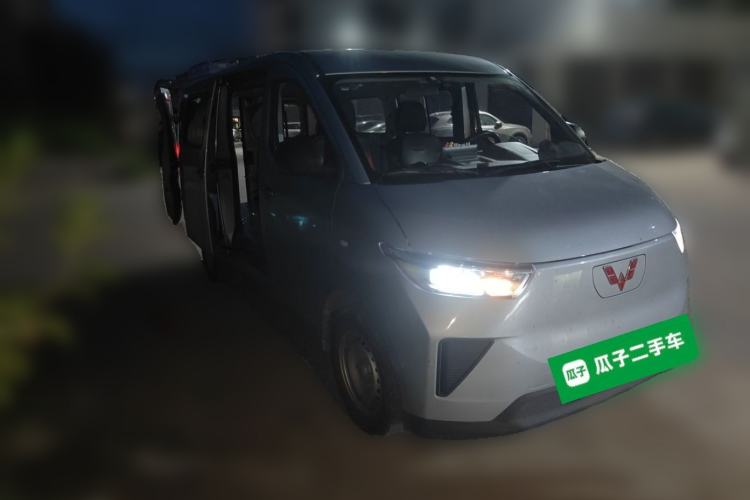Used Wuling Yangguang 2024 300KM Comfort Version Passenger Van 75kW Front Right 45 Deg
