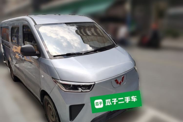 Used Wuling Yangguang 2024 300KM Comfort Version Passenger Van 75kW Front Right 45 Deg