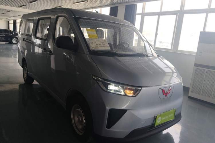 Used Wuling Yangguang 2024 300KM Comfort Version Passenger Van 75kW Front Right 45 Deg