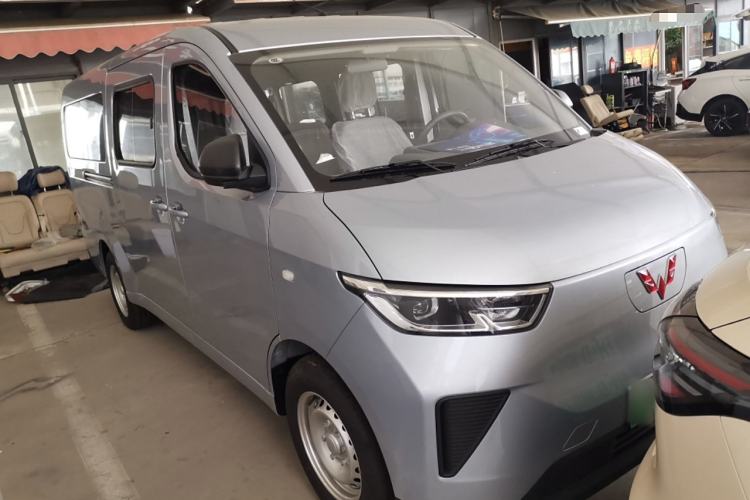 Used Wuling Yangguang 2024 300KM Comfort Version Passenger Van 75kW Front Right 45 Deg