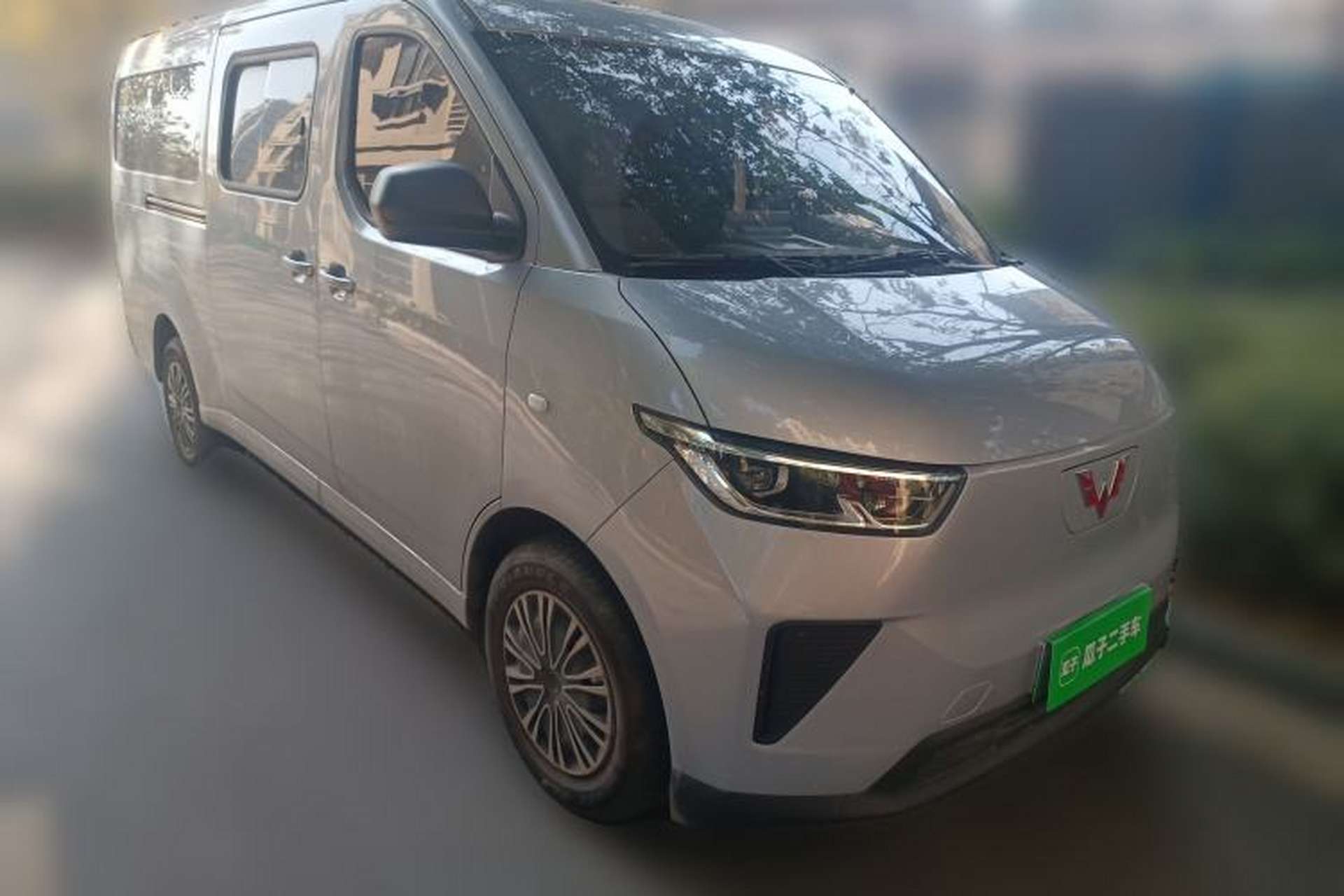 Used Wuling Yangguang 2024 300KM Comfort Version Passenger Van 75kW Front Right 45 Deg