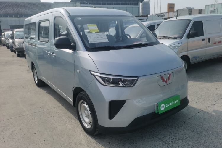 Used Wuling Yangguang 2024 300KM Comfort Version Passenger Van 75kW Front Right 45 Deg