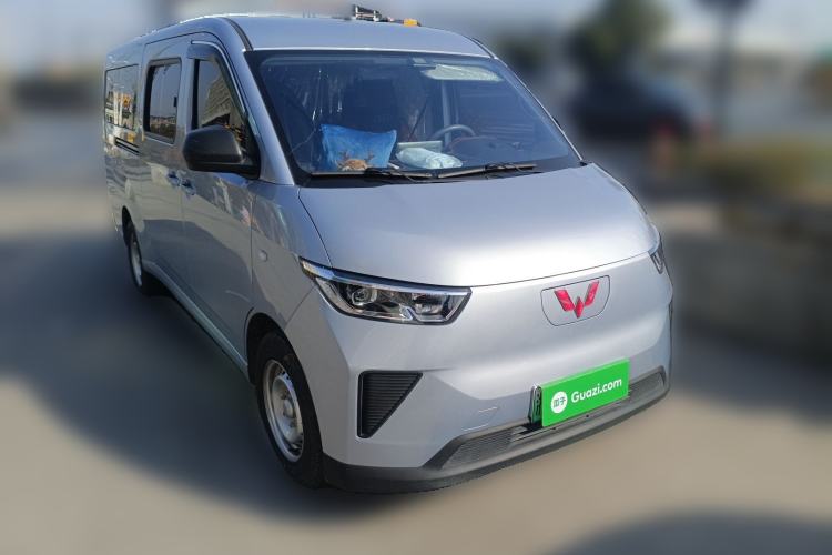 Used Wuling Yangguang 2024 300KM Comfort Version Passenger Van 75kW Front Right 45 Deg