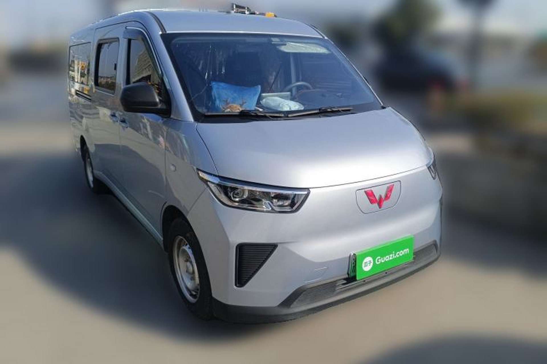 Used Wuling Yangguang 2024 300KM Comfort Version Passenger Van 75kW Front Right 45 Deg
