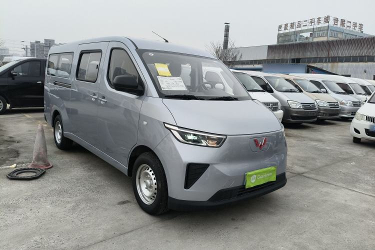 Used Wuling Yangguang 2024 300KM Comfort Version Passenger Van 75kW Front Right 45 Deg