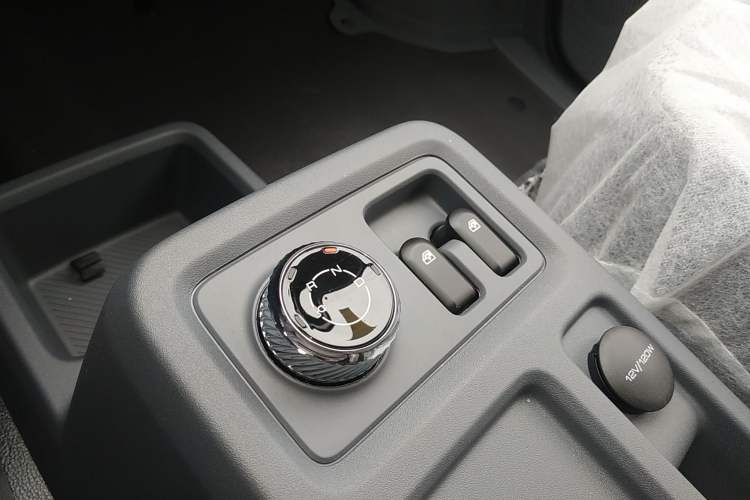Used Wuling Yangguang 2024 300KM Comfort Version Passenger Van 75kW Gear Lever
