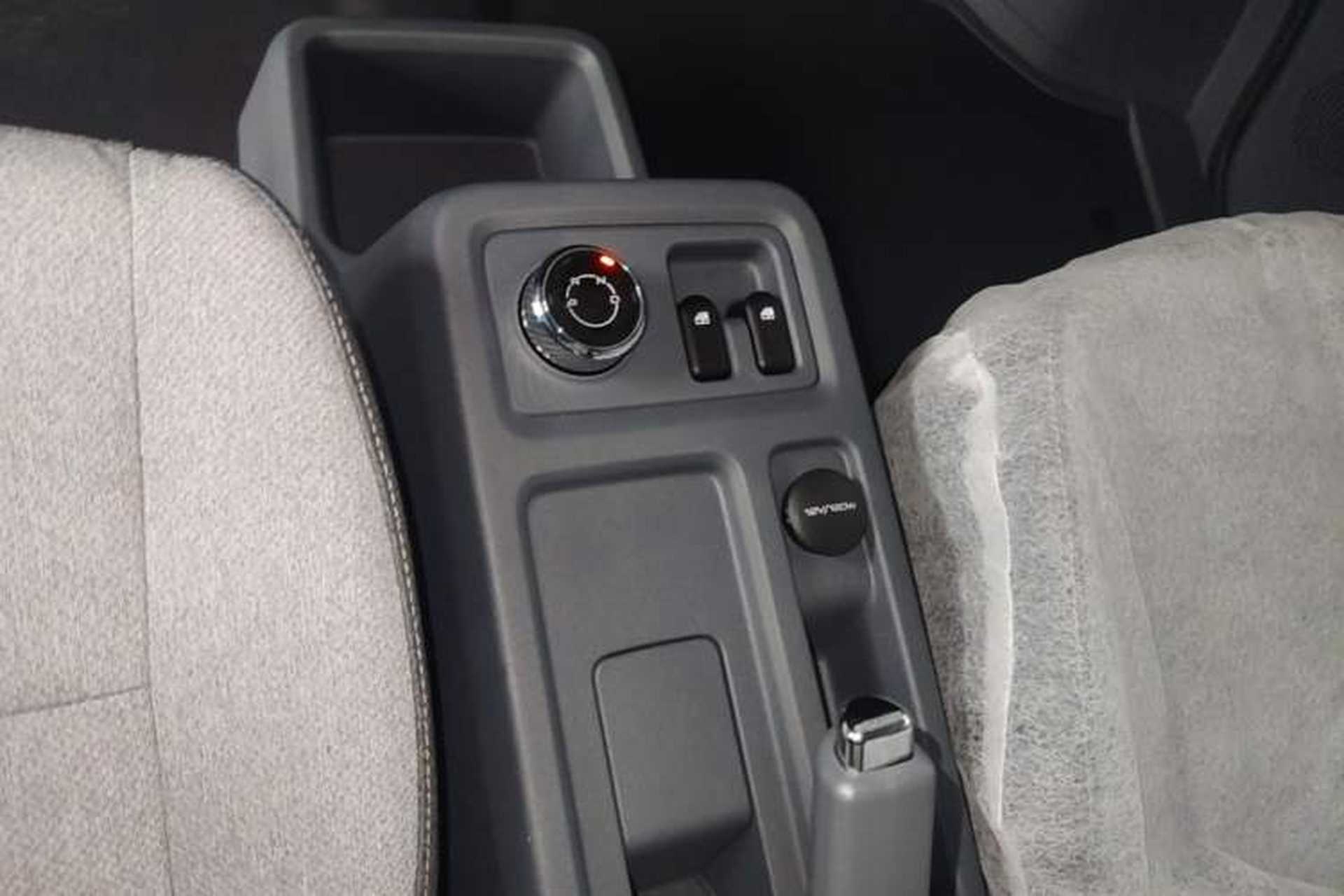 Used Wuling Yangguang 2024 300KM Comfort Version Passenger Van 75kW Gear Lever