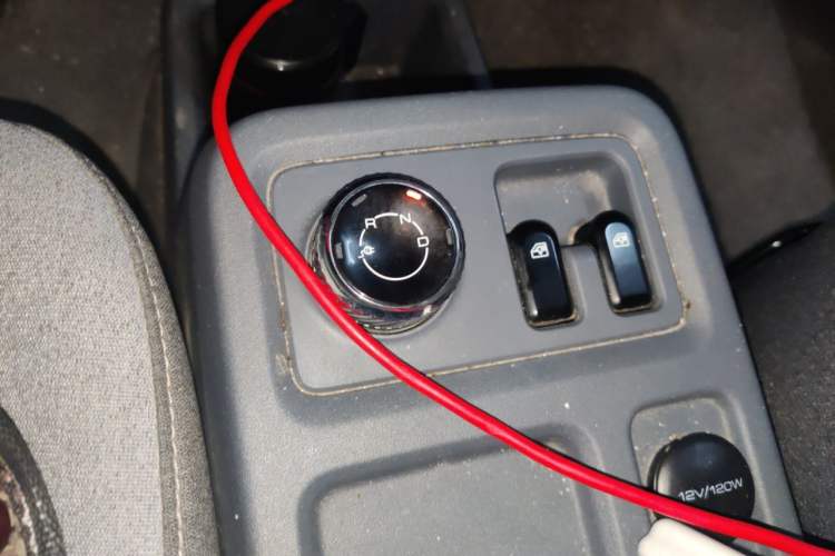 Used Wuling Yangguang 2024 300km Comfort-Grade Passenger Van 60kW Gear Lever
