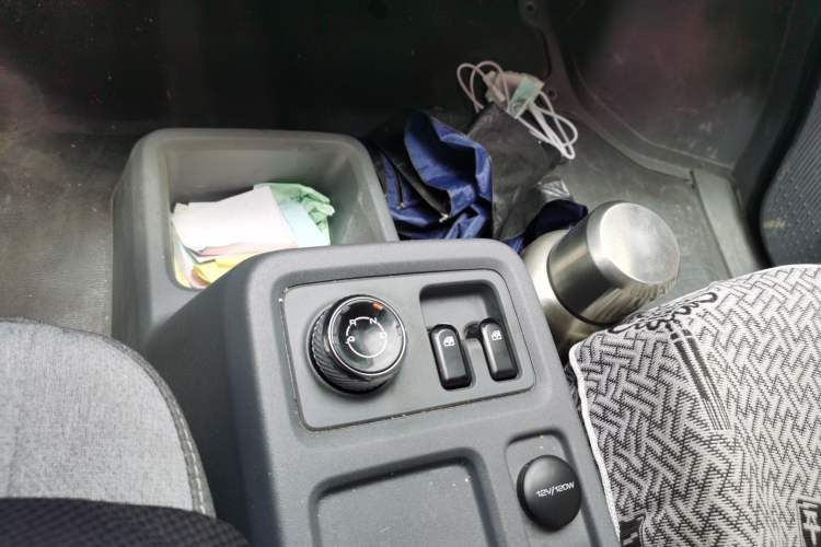 Used Wuling Yangguang 2024 300KM Comfort Version Passenger Van 75kW Gear Lever
