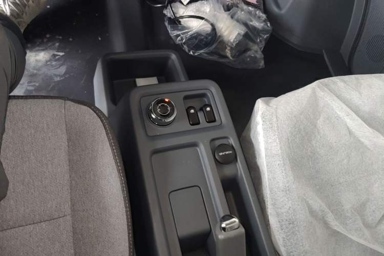 Used Wuling Yangguang 2024 300KM Comfort Version Passenger Van 75kW Gear Lever