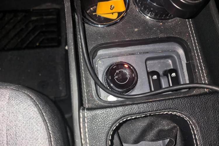 Used Wuling Yangguang 2024 300KM Comfort Version Passenger Van 75kW Gear Lever