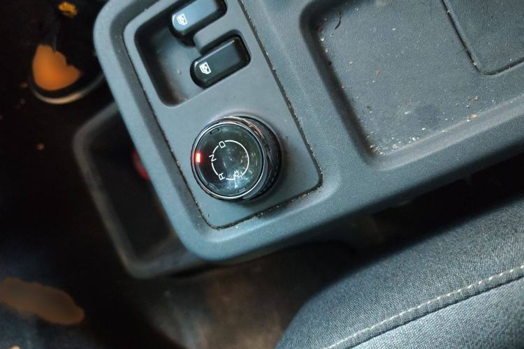 Used Wuling Yangguang 2024 300km Comfort-Grade Passenger Van 60kW Gear Lever