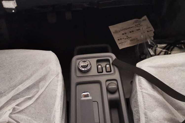 Used Wuling Yangguang 2024 300KM Comfort Version Passenger Van 75kW Gear Lever