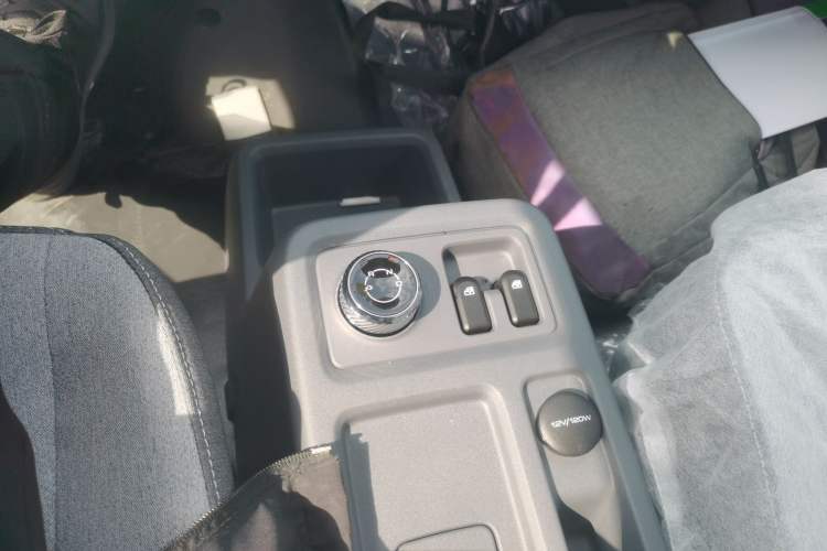 Used Wuling Yangguang 2024 300KM Comfort Version Passenger Van 75kW Gear Lever