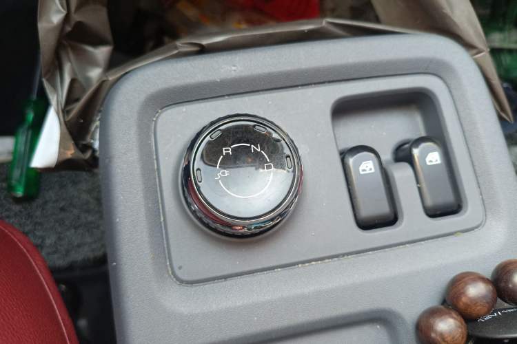 Used Wuling Yangguang 2024 300KM Comfort Version Passenger Van 75kW Gear Lever