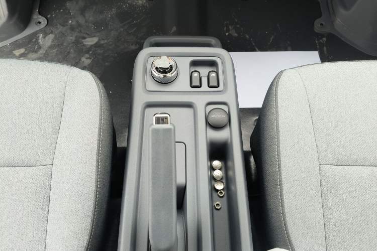 Used Wuling Yangguang 2024 300KM Comfort Version Passenger Van 75kW Gear Lever