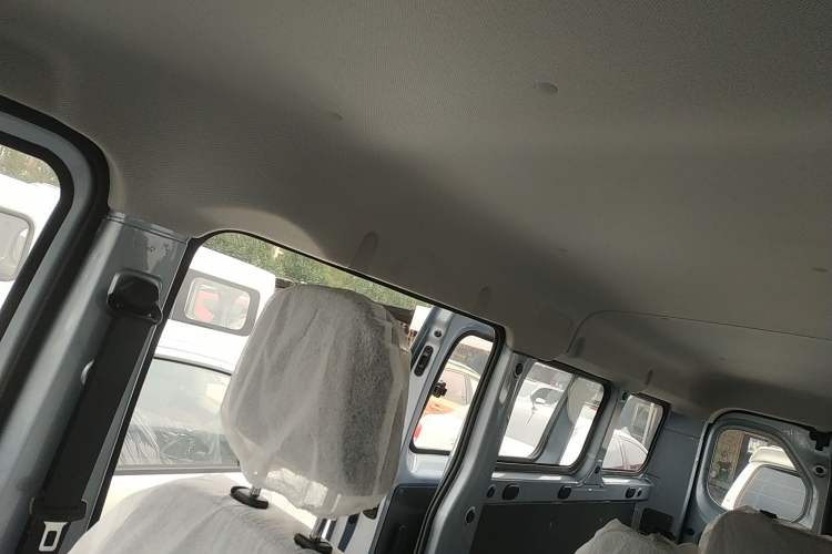 Used Wuling Yangguang 2024 300KM Comfort Version Passenger Van 75kW Headliner