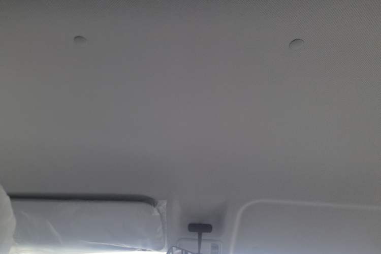 Used Wuling Yangguang 2024 300KM Comfort Version Passenger Van 75kW Headliner