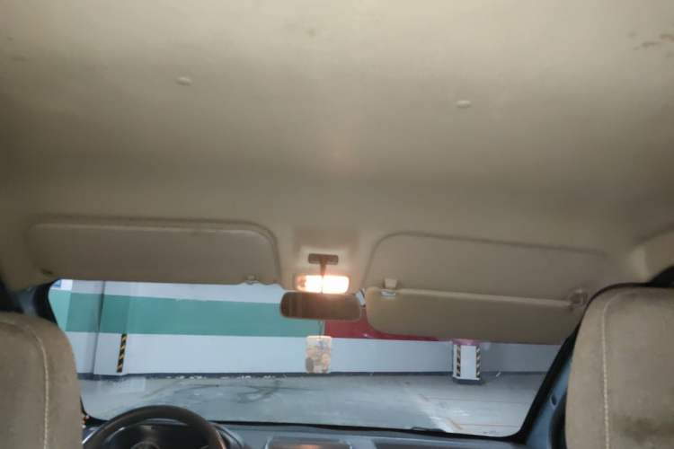 Used Wuling Yangguang 2024 300km Comfort-Grade Passenger Van 60kW Headliner