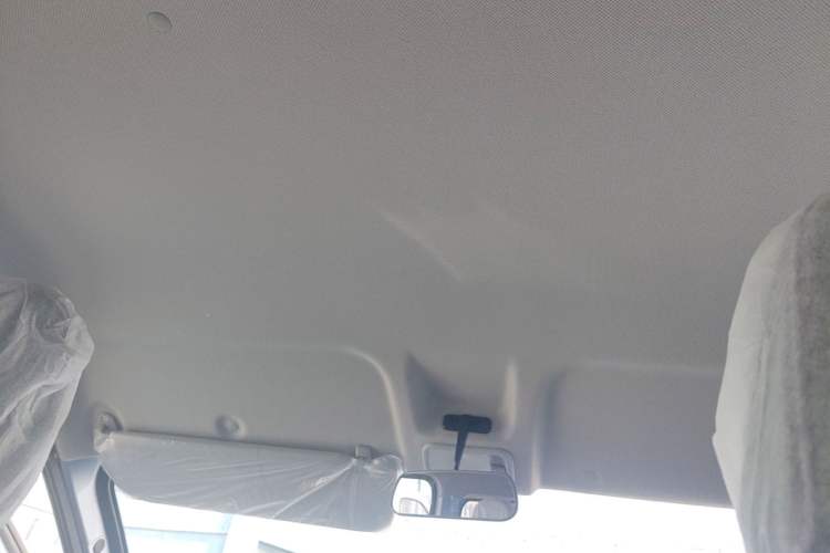 Used Wuling Yangguang 2024 300KM Comfort Version Passenger Van 75kW Headliner