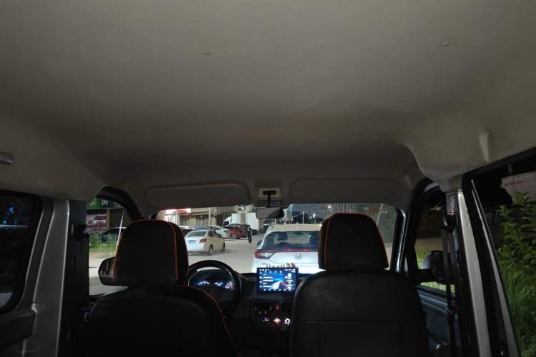Used Wuling Yangguang 2024 300KM Comfort Version Passenger Van 75kW Headliner