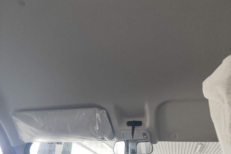 Used Wuling Yangguang 2024 300KM Comfort Version Passenger Van 75kW Headliner