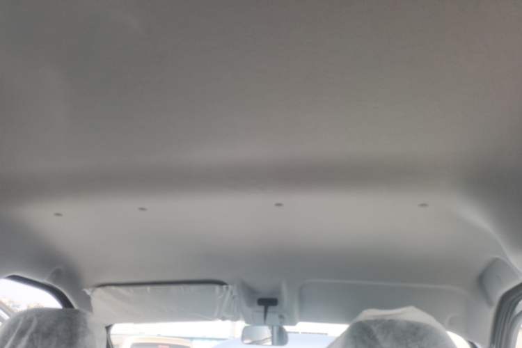 Used Wuling Yangguang 2024 300KM Comfort Version Passenger Van 75kW Headliner