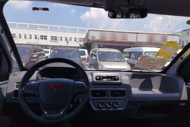 Used Wuling Yangguang 2024 300KM Comfort Version Passenger Van 75kW Interior 2