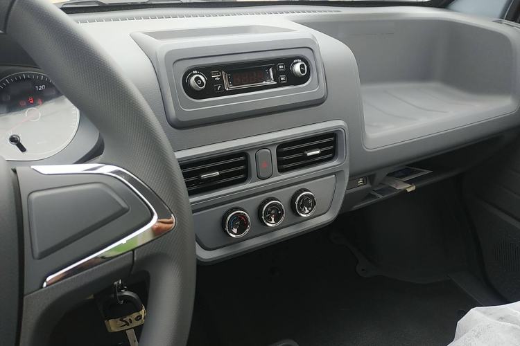 Used Wuling Yangguang 2024 300KM Comfort Version Passenger Van 75kW Interior 2