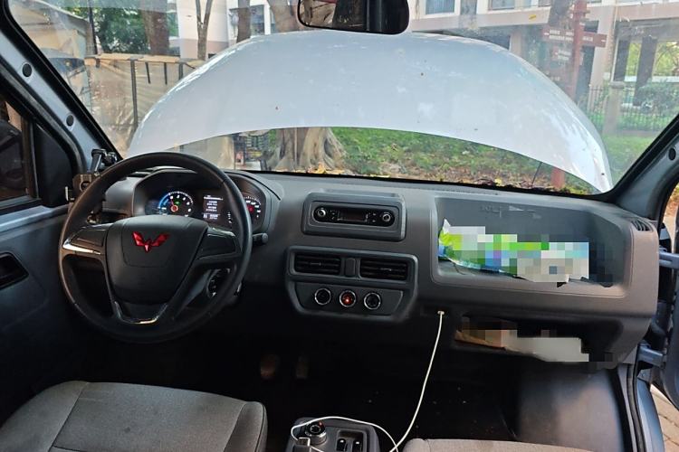 Used Wuling Yangguang 2024 300km Comfort-Grade Passenger Van 60kW Interior 2