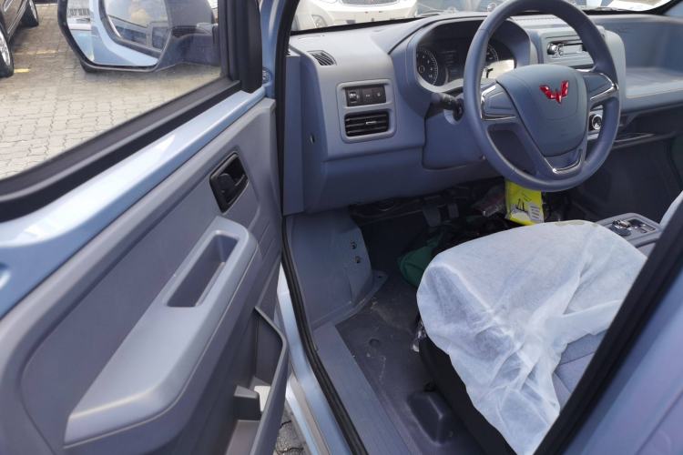 Used Wuling Yangguang 2024 300KM Comfort Version Passenger Van 75kW Interior 3