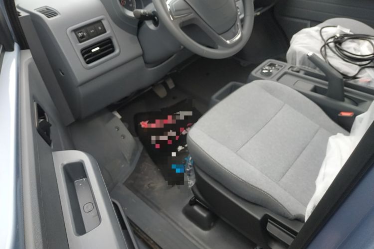 Used Wuling Yangguang 2024 300KM Comfort Version Passenger Van 75kW Interior 3