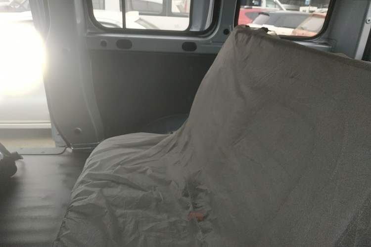 Used Wuling Yangguang 2024 300KM Comfort Version Passenger Van 75kW Interior 4