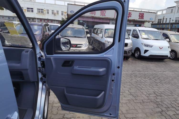 Used Wuling Yangguang 2024 300KM Comfort Version Passenger Van 75kW Interior 5