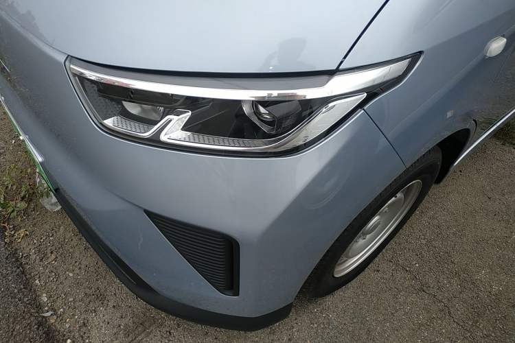 Used Wuling Yangguang 2024 300KM Comfort Version Passenger Van 75kW Left Front Headlight