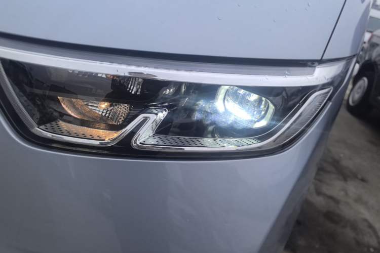 Used Wuling Yangguang 2024 300KM Comfort Version Passenger Van 75kW Left Front Headlight